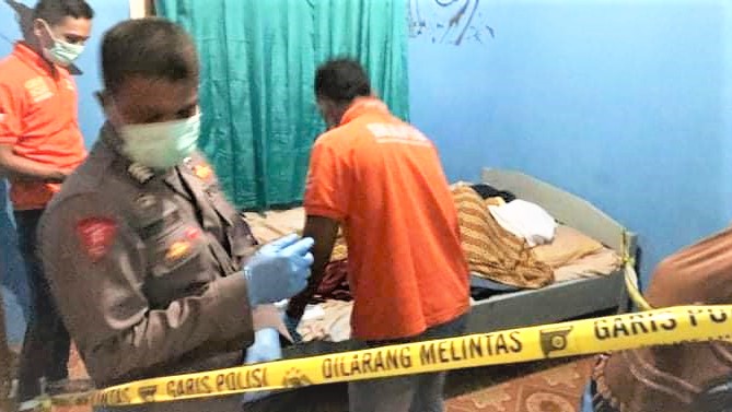 Diduga depresi, salah satu Warga Daeo Kecamatan Morsel, SR ditemukan tewas di dalam kamar