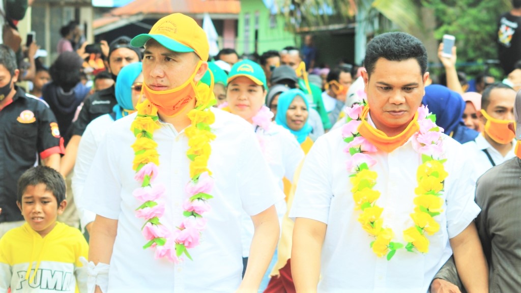 Pasangan calon Bupati dan Wakil Bupati Halmahera Barat (Halbar) Denny Palar (kiri) dan calon Wakil Bupati Iksan Hi. Husen (kanan).jpg