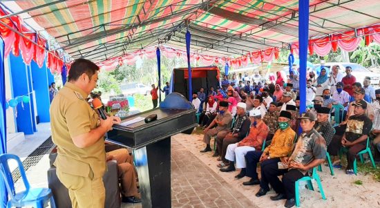 BUPATI Kepsul Hendrata Thes saat memberikan sambutan usai meresmikan dua pasar di Desa Mangoli, Kecamatan Mangoli Tengah, Selasa (15/2020)