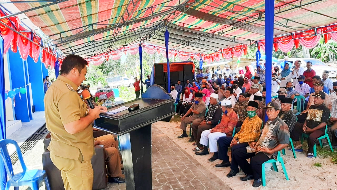 BUPATI Kepsul Hendrata Thes saat memberikan sambutan usai meresmikan dua pasar di Desa Mangoli, Kecamatan Mangoli Tengah, Selasa (15/2020)