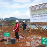 KAPOLDA Irjen Pol. Rikwanto (jaket merah) melihat langsung kawasan operasional HARITA Nickel.