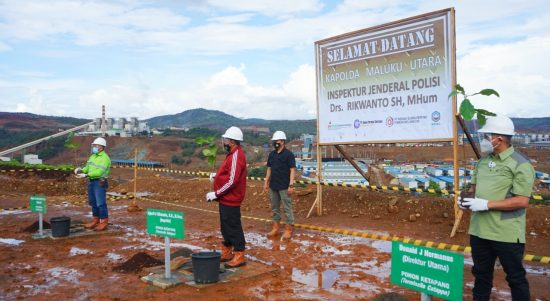 KAPOLDA Irjen Pol. Rikwanto (jaket merah) melihat langsung kawasan operasional HARITA Nickel.