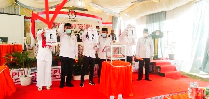 TIGA Paslon Bupati dan Wakil Bupati Kepsul saat menunjukkan nomor urut. Namun, di foto diatas ada yang berbeda karena nomor urut paslon FAM-SAH terbalik