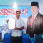 STAF Sekretariat Partai Golkar Kepulauan Sula, Seddek Makassar menunjukkan surat pernyataan dukungan ke Paslon HT-Umar