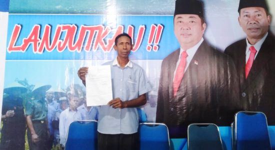 STAF Sekretariat Partai Golkar Kepulauan Sula, Seddek Makassar menunjukkan surat pernyataan dukungan ke Paslon HT-Umar