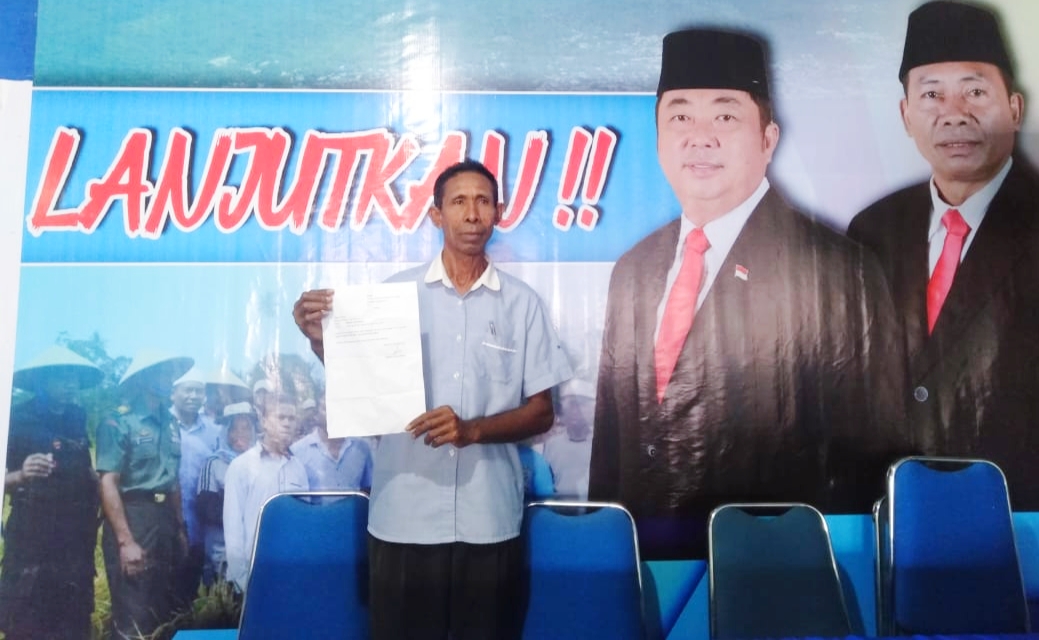 STAF Sekretariat Partai Golkar Kepulauan Sula, Seddek Makassar menunjukkan surat pernyataan dukungan ke Paslon HT-Umar