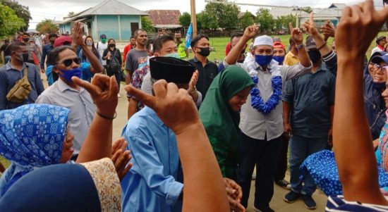 PASLON HT-Umar dan rombongan yang diterima masyarakat Desa Kou, Kecamatan Mangoli Timur, Rabu (30/9/2020)