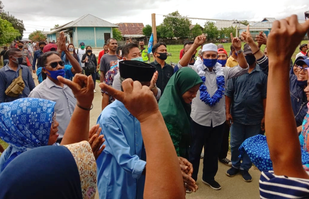 PASLON HT-Umar dan rombongan yang diterima masyarakat Desa Kou, Kecamatan Mangoli Timur, Rabu (30/9/2020)