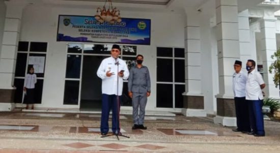 Pj Bupati Kepsul Idham Umasangadji saat mengambil apel PNS perdana di Kantor Bupati, Rabu (30/9/2020)