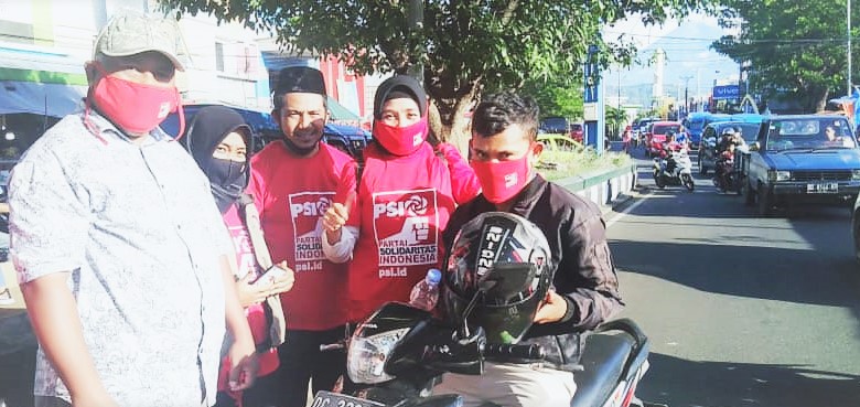 PSI Kota Ternate saat memasang masker kepada salah satu pengendara di pasar hiegenis, Selasa (1/9) kemarin