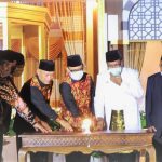 Sekprov Malut Samsudin A. Kadir (Tengah), didampingi Bupati Halteng Edi Langkara (kanan) membuka MTQ Provinsi ke XXVIII di Weda, Selasa (15/9/2020) malam kemarin