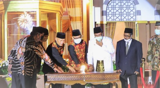 Sekprov Malut Samsudin A. Kadir (Tengah), didampingi Bupati Halteng Edi Langkara (kanan) membuka MTQ Provinsi ke XXVIII di Weda, Selasa (15/9/2020) malam kemarin