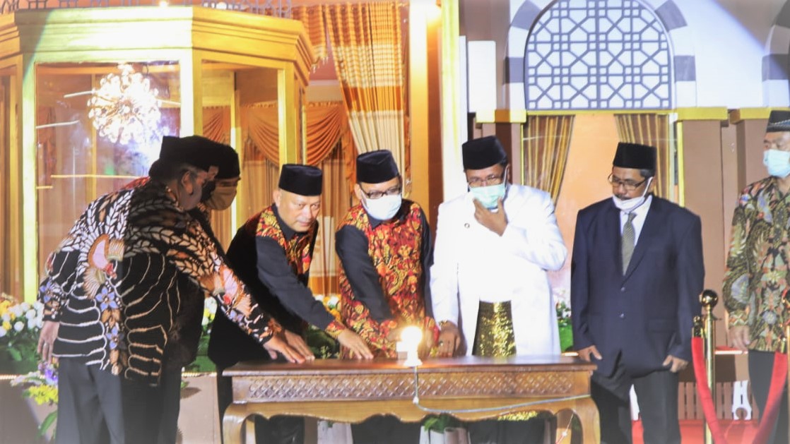 Sekprov Malut Samsudin A. Kadir (Tengah), didampingi Bupati Halteng Edi Langkara (kanan) membuka MTQ Provinsi ke XXVIII di Weda, Selasa (15/9/2020) malam kemarin