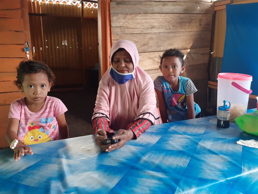 MAMA Nursafa Ibrahim (60), bersama dua cucunya saat dtemui di tempat jualan nasi kuningnya