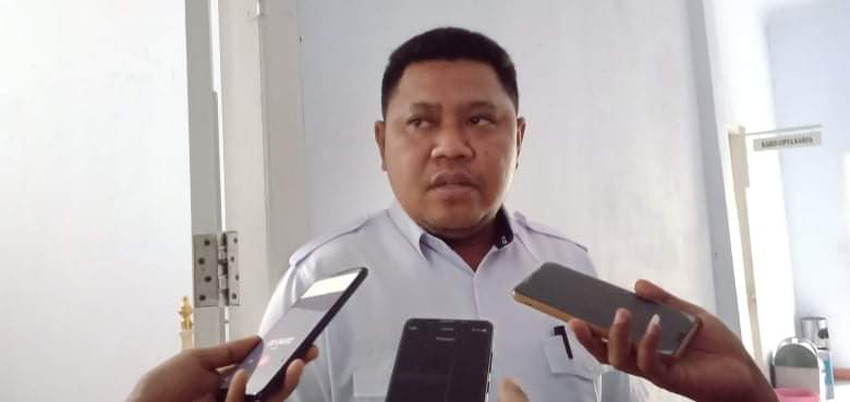 Plt Kepala Dinas PUPRKP Kepulauan Sula, Nurslaeh Bainuru, saat diwawancara wartawan Senin (27/07/2020)