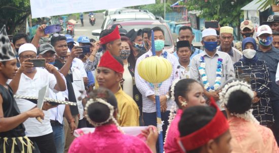 PASANGAN Calon Bupati dan Wakil Bupati Kepsul HT-Umar saat di terima dengan tarian adat Sanana