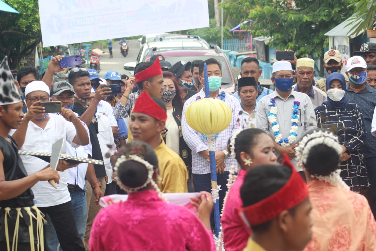 PASANGAN Calon Bupati dan Wakil Bupati Kepsul HT-Umar saat di terima dengan tarian adat Sanana