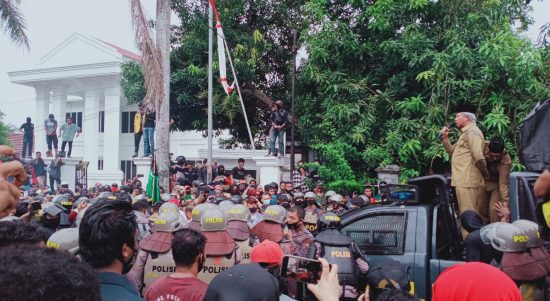 WALI Kota Ternate Burhan Abdurahman saat menyampaikan sikap penolakan undang-undang cipta kerja di hadapan massa aksi dari mahasiswa di depan kediaman Gubernur Malut, Takoma, Senin (12/10/2020)