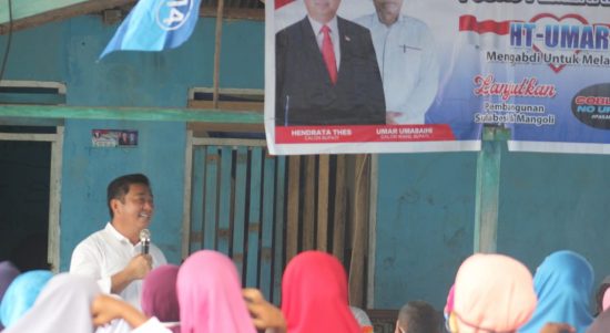 CALON Bupati Kepulauan Sula, Hendrata Thes saat memaparkan program, sekaligus menampung aspirasi warga Desa Waisepa, Kamis (15/10/2020)