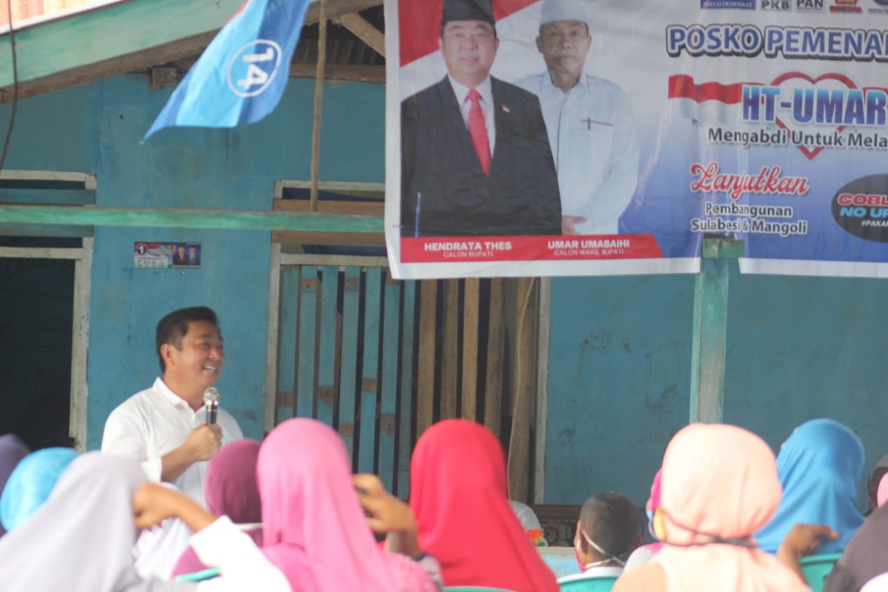 CALON Bupati Kepulauan Sula, Hendrata Thes saat memaparkan program, sekaligus menampung aspirasi warga Desa Waisepa, Kamis (15/10/2020)