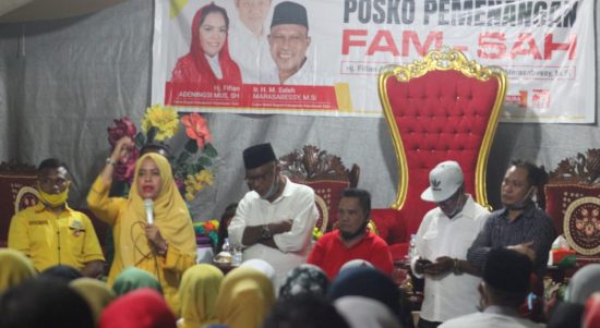 PASANGAN Calon Bupati dan wakil Bupati kepulauan Sula (Kepsul) FAM-SAH saat berkampanye di Desa Falahu, Kecamatan Sanana Jumat (16/10) malam