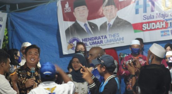 PASANGAN Calon (Paslon) Bupati dan Calon Wakil Bupati, Hendrata Thes dan Umar Umabaihi (HT-Umar) bersama pendukungnya di Desa Fatiba, Kamis (22/10/2020) malam