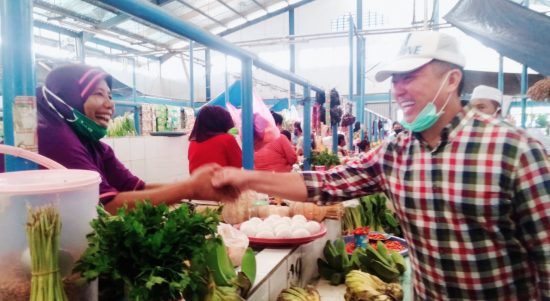 CALON Bupati Kepsul Hendrata Thes bersalaman dengan penjual di Pasar Basanohi, di Desa Fogi, Kecamatan Sanana