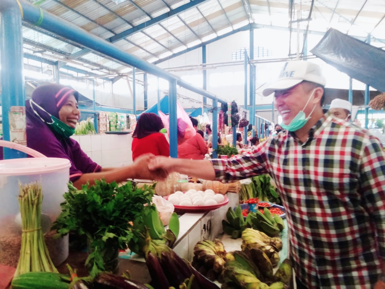 CALON Bupati Kepsul Hendrata Thes bersalaman dengan penjual di Pasar Basanohi, di Desa Fogi, Kecamatan Sanana