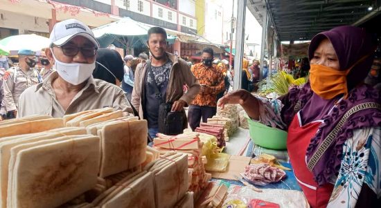 CALON Wali Ternate MHB saat blusukan ke Pasar Barito, Kamis (1/10/2020) pagi tadi