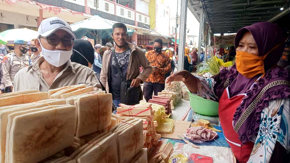 CALON Wali Ternate MHB saat blusukan ke Pasar Barito, Kamis (1/10/2020) pagi tadi