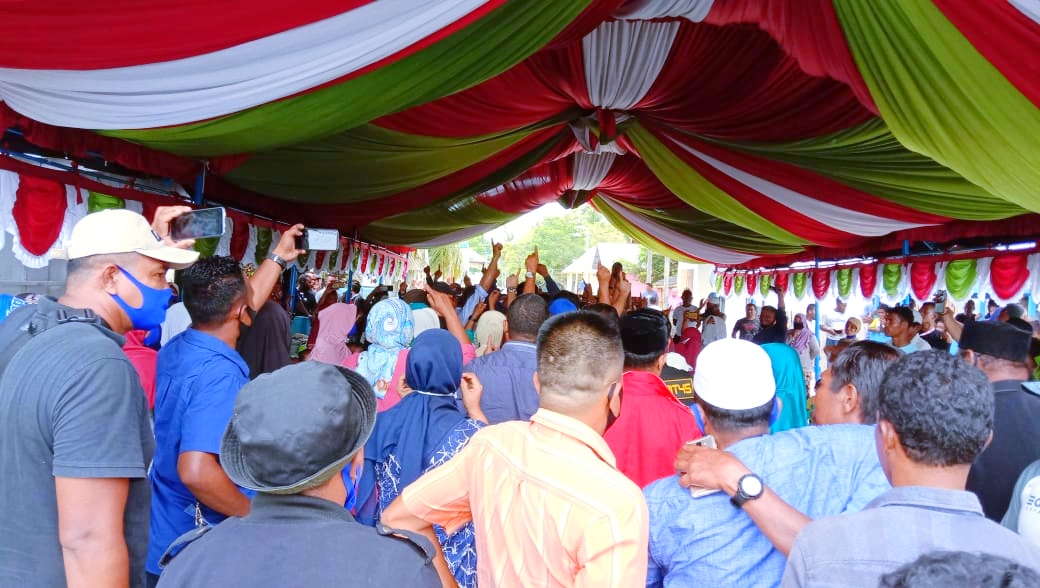 CALON Bupati Hendrata Thes, saat berkampanye di Desa Capalulu, Kecamatan Mangoli Tengah, Sabtu (03/10/2020).