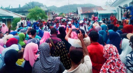 MASSA berkerumun menjemput pasangan calon Bupati dan Wakil Bupati Hendrata Thes-Umar Umabaihi di Desa Buya, Minggu (4/10/2020