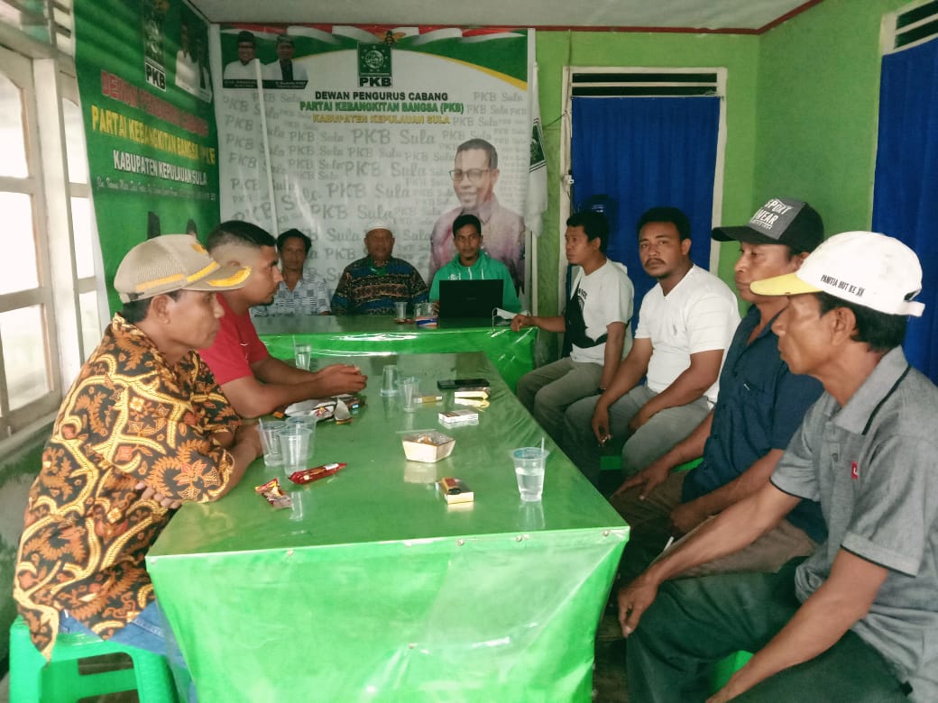 SEKRETARIS PKB Kepulauan Sula Sahbudin Lumbessy memimpin rapat pleno pemberhentian Ketua PKB Kepsul Burhanudin Buamona dan anggotanya Mutadin Sapsuha yang digelar Sabtu (17/10/2020)
