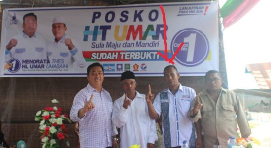 DUO Wambes saat pose bersama dengan paslon HT-Umar usai berkampanye di Desa Sama, Sulabesi Timur, Rabu (14/10/2020)