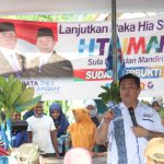 CALON Bupati Kepulauan Sula Hendrata Thes saat berkampanye di Desa Waisakai, Kecamatan Mangoli Utara Timur, Rabu (21/10/2020)