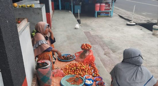 SUASANA penjual rica dan tomat di pasar Sarimalaha, Tidore