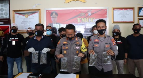 KAPOLRES Ternate (Tengah), Kasat Narkoba (kanan), Humas (kiri) saat menunjukkan barang bukti narkoba yang dijemput petugas LPP Ternate