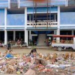 SAMPAH berhamburan di depan pasar tradisional Sanana, Kepulauan Sula