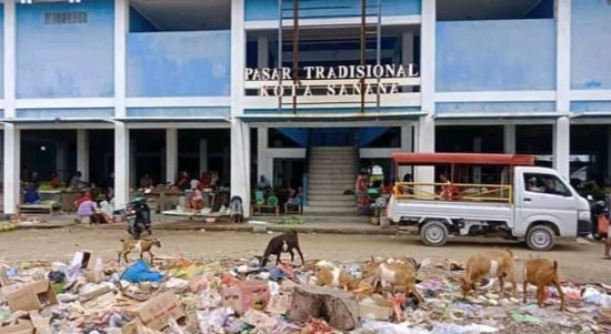 SAMPAH berhamburan di depan pasar tradisional Sanana, Kepulauan Sula