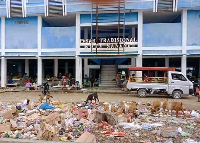 SAMPAH berhamburan di depan pasar tradisional Sanana, Kepulauan Sula