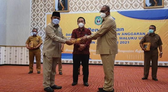 PENJABAT Bupati Kepulauan Sula (Kepsul), Idham Umasangadj saat menerima dokumen DIPA tahun 2021 dari Wakil Gubernur (Wagub) Malut M Al. Yasin Ali di Kantor Gubernur, Sofifi, Senin (311/2020)