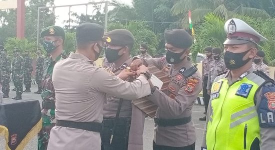 KAPOLRES Haltim, AKBP Edy Sugiharto pimpin apel pengecekan pasukan dalam rangka pengamanan perayaan Natal Tahun 2020 dan Tahun baru 2021 di Mapolres Haltim, Senin (21/12/2020