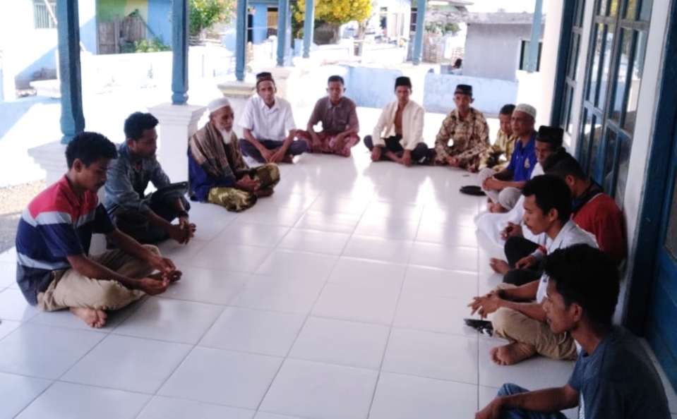 SUASANA rapat bersama para tokoh Desa Waigai, Kecamatan Sulabesi Selatan, Sabtu (5/12/2020