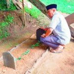 CALON Wali Kota Ternate terpilh DR. M.Tauhid Soleman berziarah ke makam mendiang Syamsir Andili di makam Keluarga Andili Jln. Maliaro Puncak Kel. Maliaro Kecamatan Ternate Tengah Kota Ternate, Rabu (23/12/2020)