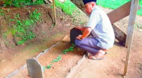 CALON Wali Kota Ternate terpilh DR. M.Tauhid Soleman berziarah ke makam mendiang Syamsir Andili di makam Keluarga Andili Jln. Maliaro Puncak Kel. Maliaro Kecamatan Ternate Tengah Kota Ternate, Rabu (23/12/2020)