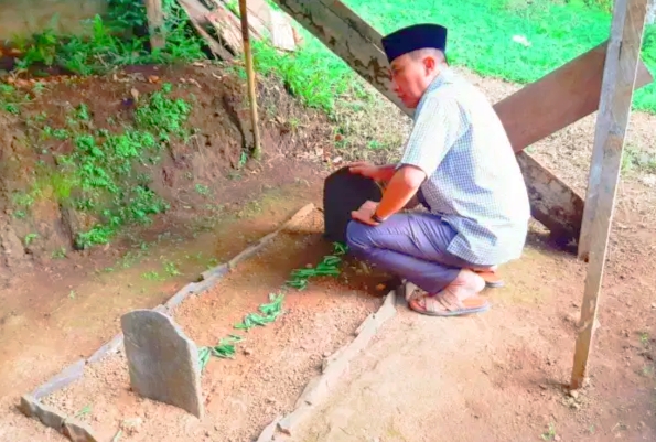 CALON Wali Kota Ternate terpilh DR. M.Tauhid Soleman berziarah ke makam mendiang Syamsir Andili di makam Keluarga Andili Jln. Maliaro Puncak Kel. Maliaro Kecamatan Ternate Tengah Kota Ternate, Rabu (23/12/2020)