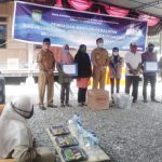 BUPATI Kepulauan Sula (Kepsul) Hendrata Thes pose bersama dengan penerima bantuan dari Disperindagkop-UKM, Selasa (29/12/2020)