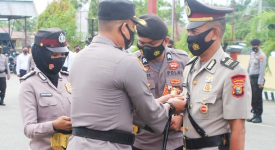 KAPOLRES Halmahera Timur (Haltim) AKBP Edy Sugiharto memimpin upacara sertijab pejabat Polres, Senin (18/1/2021)