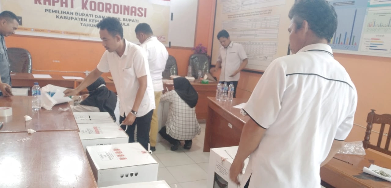 SUASANA buka kotak suara di KPU Kepulauan Sula