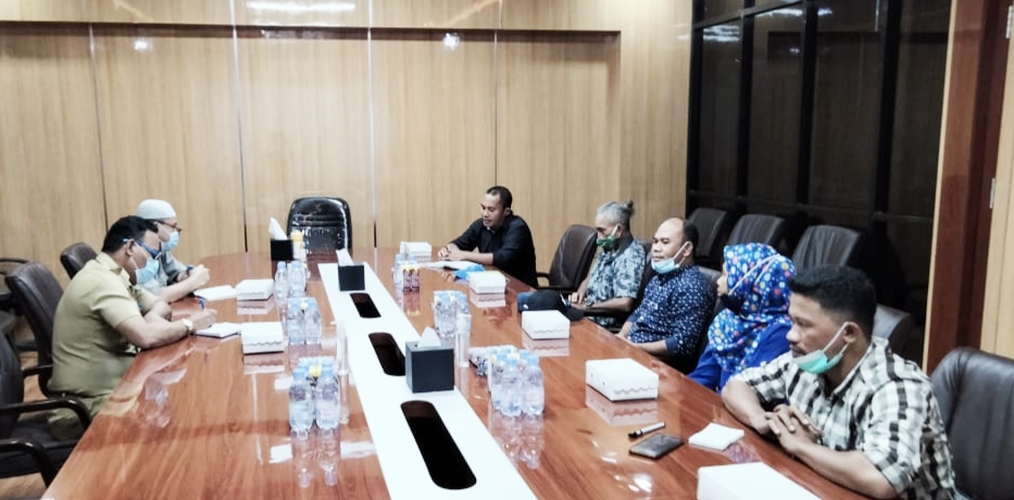 SUASANA pertemuan perdana Komisi Informasi (KI) Provinsi Maluku Utara bersama Sekprov Malut Samsudin A. Kadir, didamping Kadiskominfo Iksan Arsad, Selasa (26/1/2021)